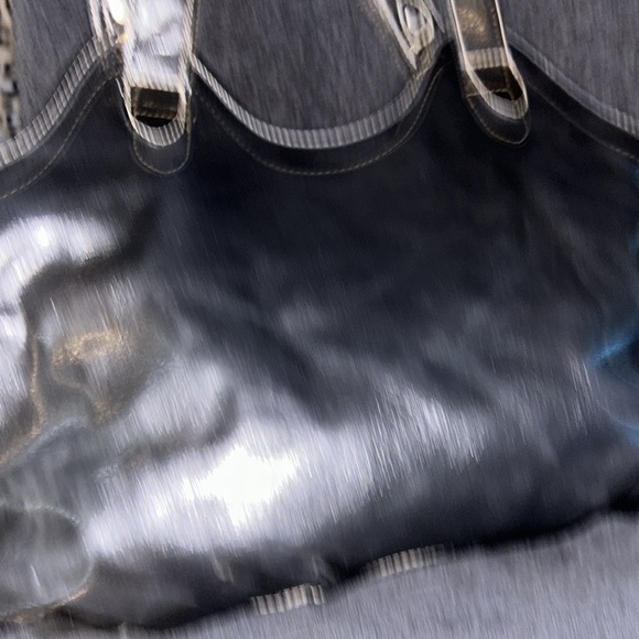 Leather shoulder bag zippers on the front zipper in the middle - Picture 4 of 5